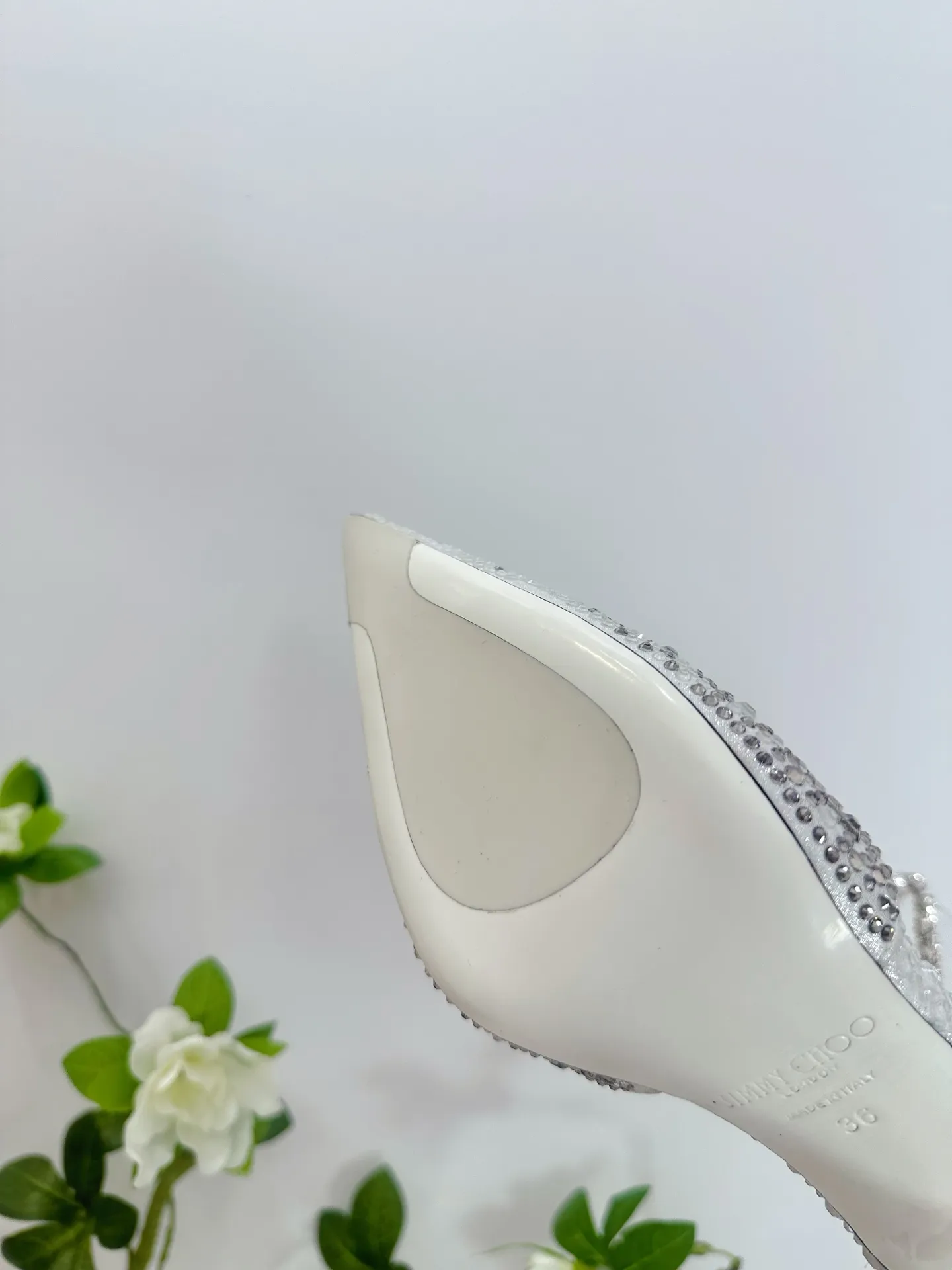 👟👟Ex-factory price 820👟👟 JIMMY CHOO (Jimmy CHOO) 💝💝💝 is a very comprehensive noble fashion lifestyle brand, with a series of women's high-heeled, medium-heeled, flat-heeled sandals with the same strap from major fashion bloggers and celebrities in Hong Kong and the United States.  The Australian pointed toe, round toe and square toe series are simply beautiful. Fall in love with elegance and playful sense of the future. Just by looking at them, you want to own them immediately, but you can really think about a pair of exquisite high heels~~~~~~~~~~~~~~~~~ 💝This series is specially designed for extraordinary and indifferent ladies, thus creating a unique overall effect, Jimmy Choo Design products that inspire women to move forward and show their charm💝💝💝 1⃣️Material: Imported silk hot diamond 2⃣️Inner: Imported Italian lambskin, super soft and delicate 3⃣️Outsole: Imported Italian original original color genuine leather injection molded outsole Heel height 8.5 4⃣️Code number: 35 to 39 (34.40.41.42. Customized)